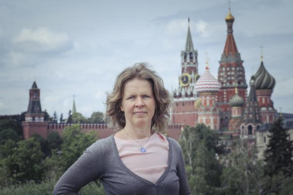 Anna-Lena Laurén framför Wikipedia Vasilijkatedralen i Moskva.
