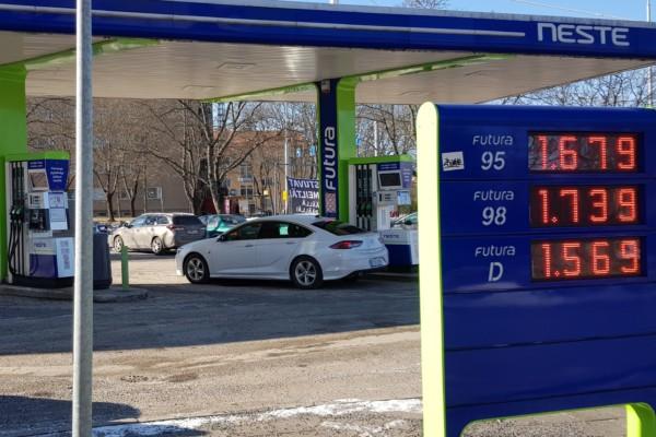 skylt med bensinpriser vid en bensinstation