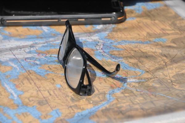 ett par glasögon ligger på ett sjökort