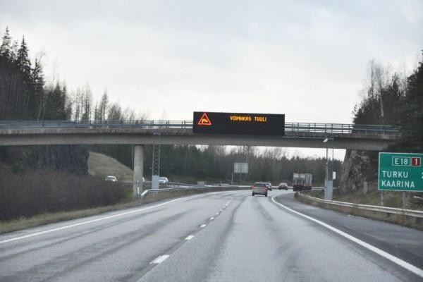 informationstavla vid motorväg varnar bilisterna för hård vind