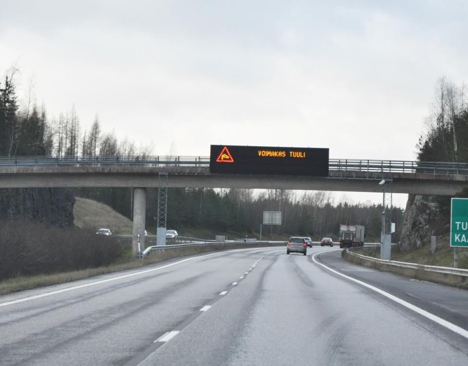 informationstavla vid motorväg varnar bilisterna för hård vind