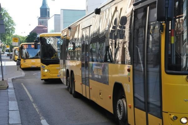 gula bussar i rad längs gatan