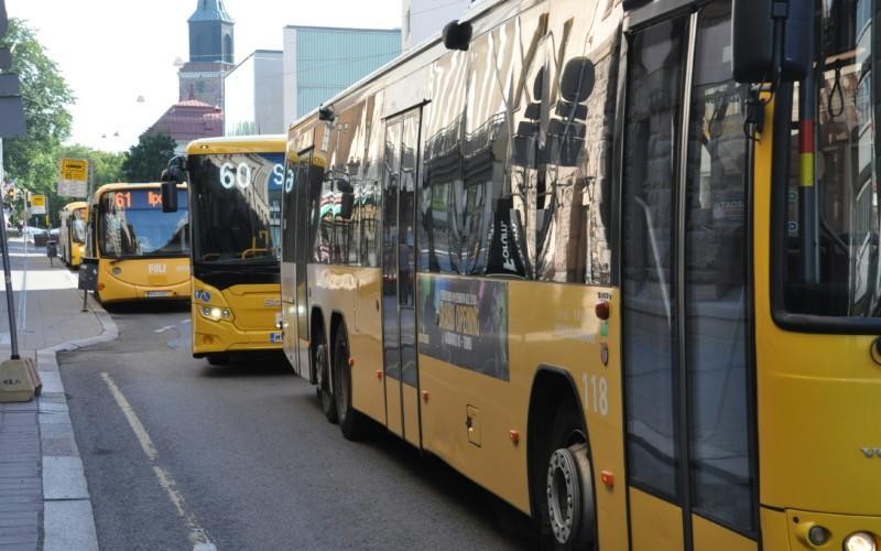 gula bussar i rad längs gatan