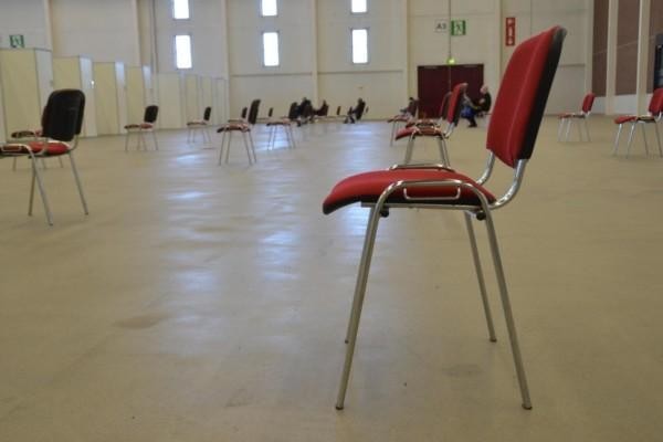 En tom stol i en stor sal.