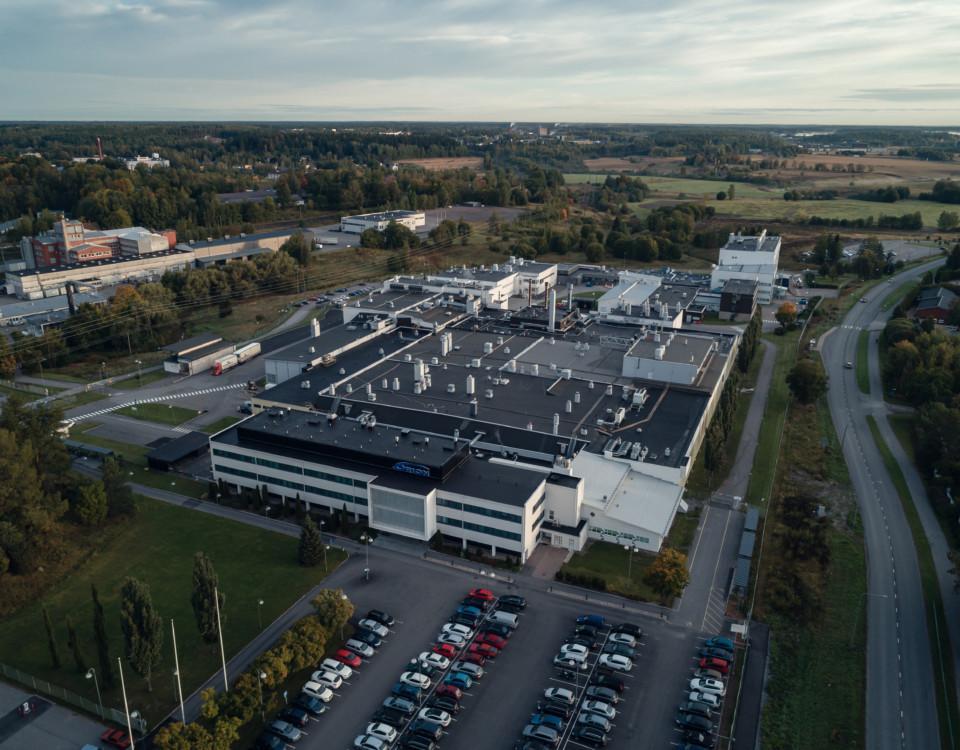 En fabriksanläggning fotograferad från luften.