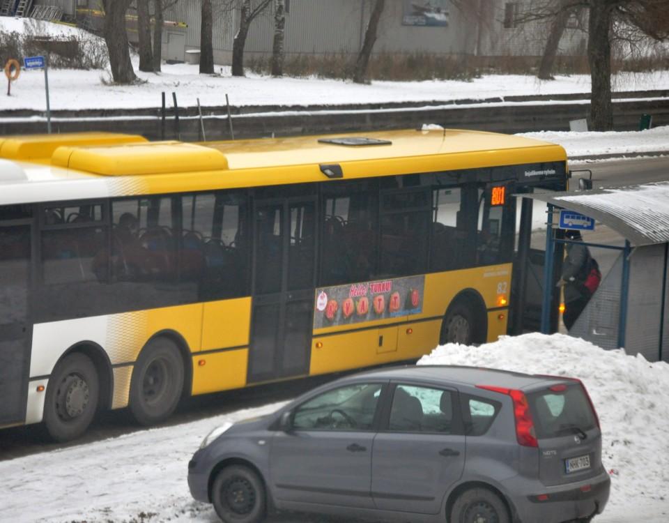 en resenär stiger på en buss i snön