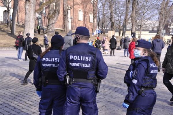 tre poliser på en demonstartion