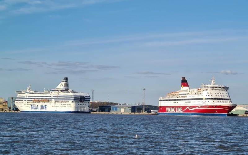 Två passagerarfartyg i hamn