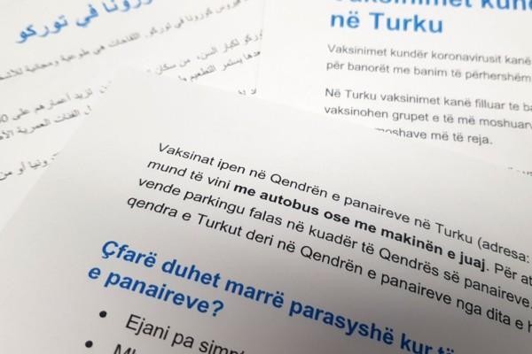 Papper med coronainformation på olika språk