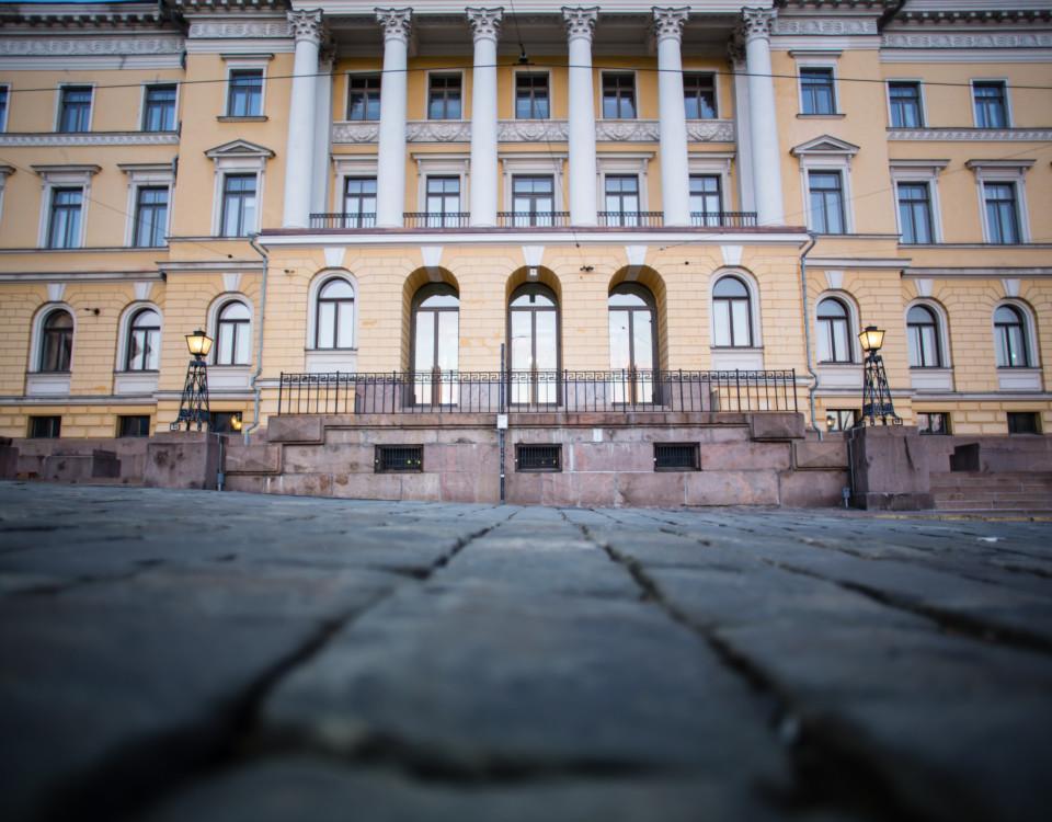 En stor byggnad fotograferad utifrån.