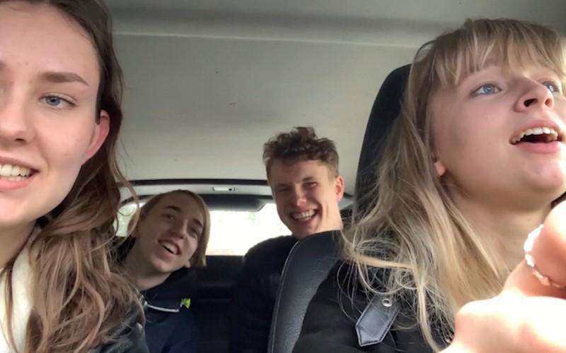 fyra ungdomar sitter i en bil