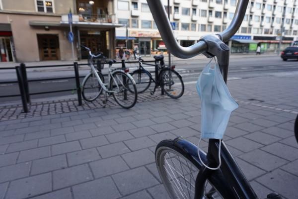 ett munskydd hänger över ett cykelstyre