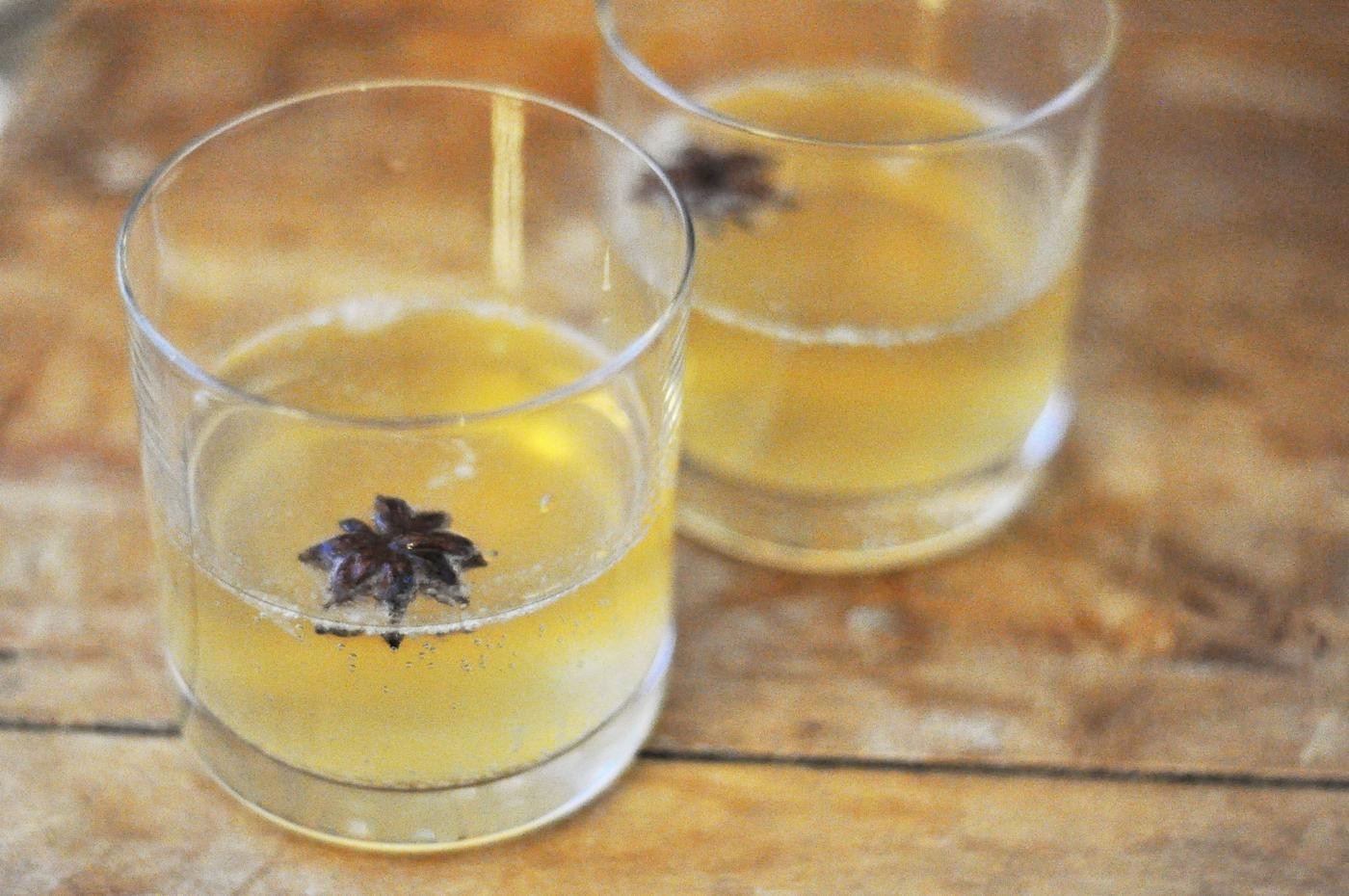 Två bubbliga cocktails i whiskeyglas