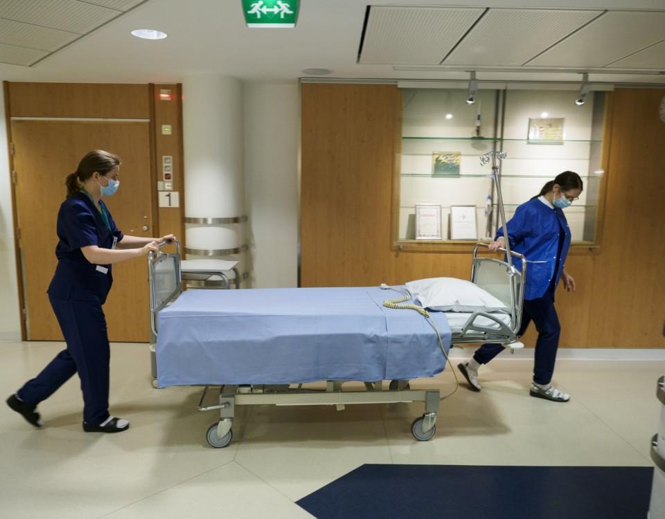 eEn sjukhussäng mellan två skötare