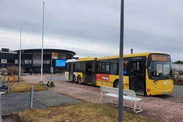 gul buss parkerad framför stor byggnad