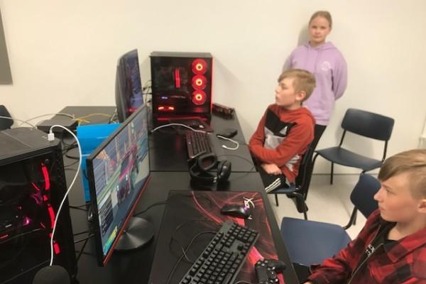 Barn sitter och spelar datorspel