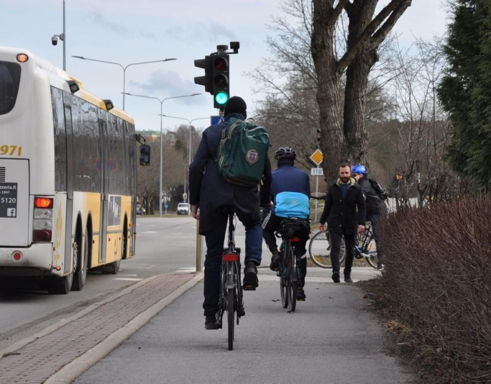 Cyklister och fotgängare trängs på trottoar