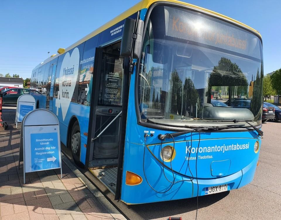 Coronabussen patrullerar dagligen i Åbo till givna adresser..