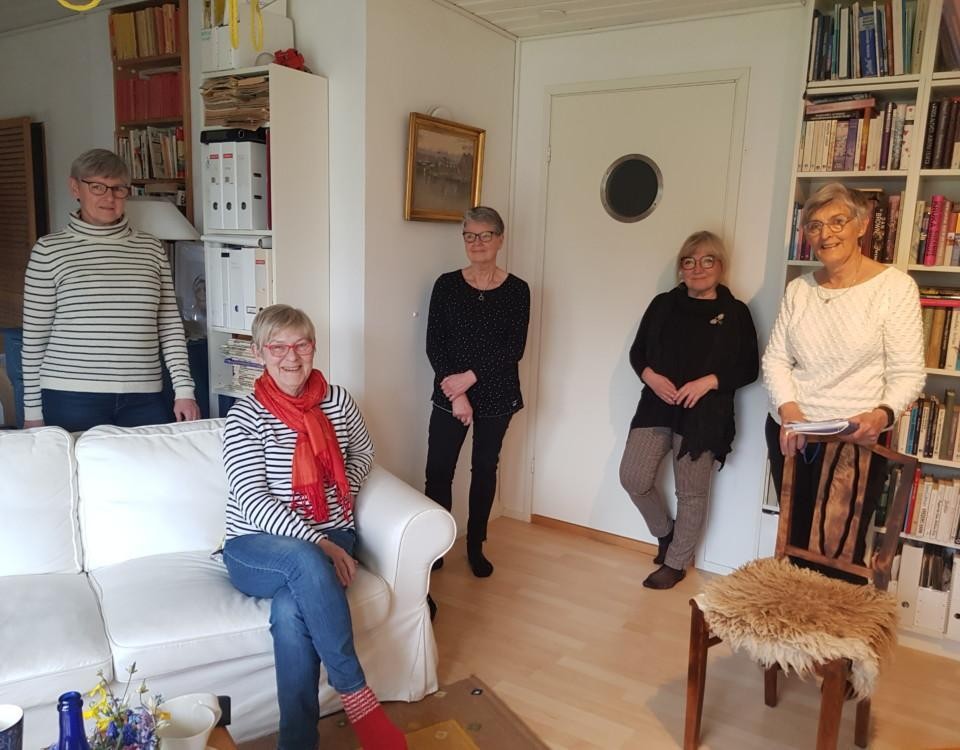 fem kvinnor i ett rum