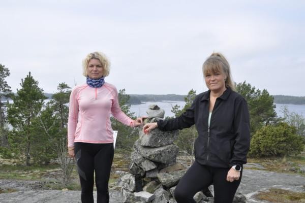 Två damer i gympakläder på ett berg