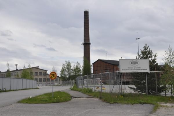 Gammalt fabriksområde med port och skylten Dalsbruks Fabrik