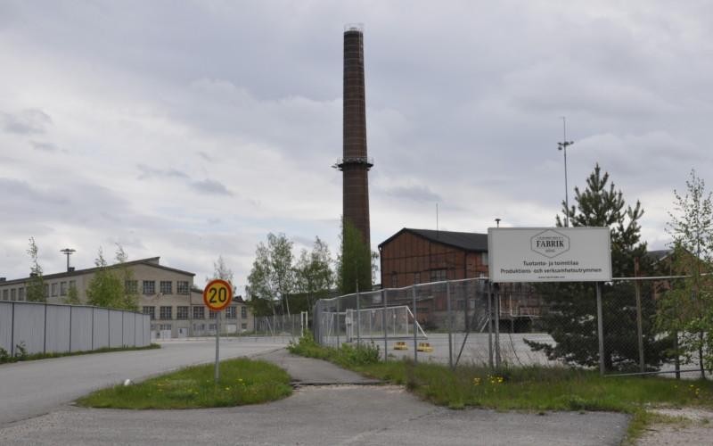 Gammalt fabriksområde med port och skylten Dalsbruks Fabrik