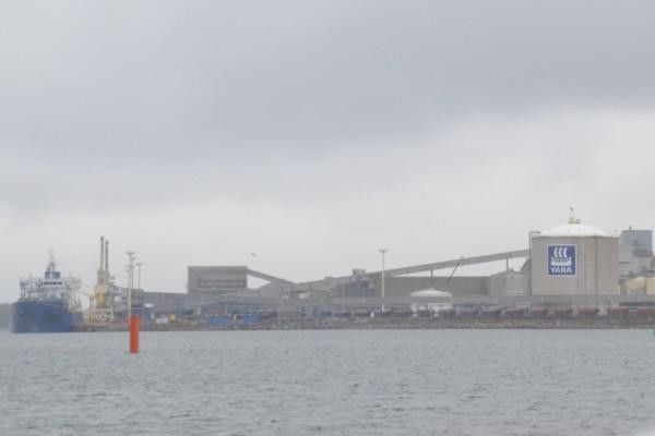 Fabrik fotograferad från havet.