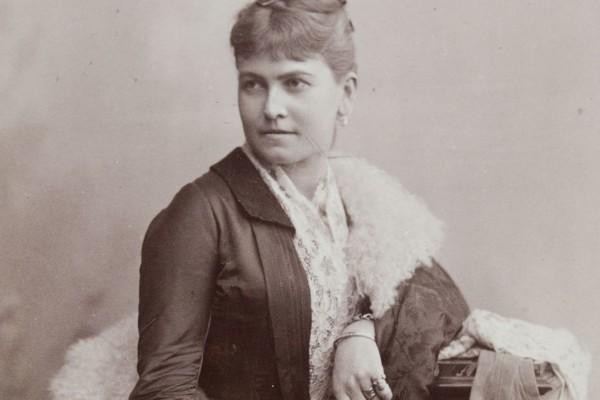 Porträtt i svartvitt av en kvinna