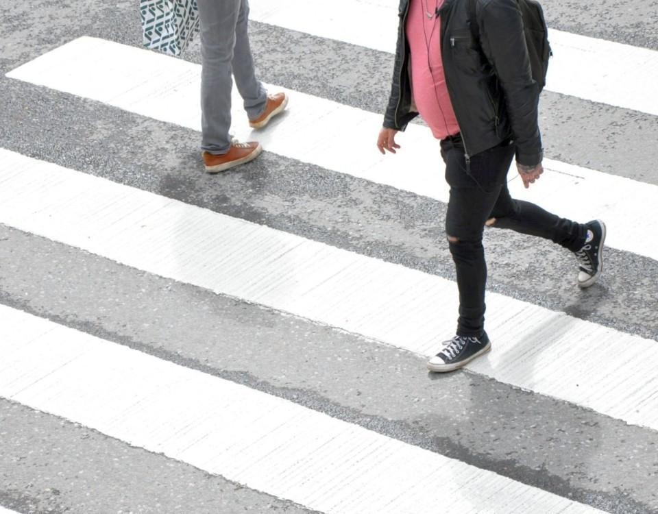 Två personer går över en gata
