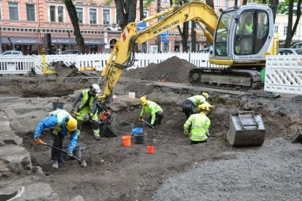 Arkeologer i grop i centrala Åbo