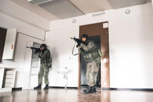 Två soldater övar krig i en skolklass
