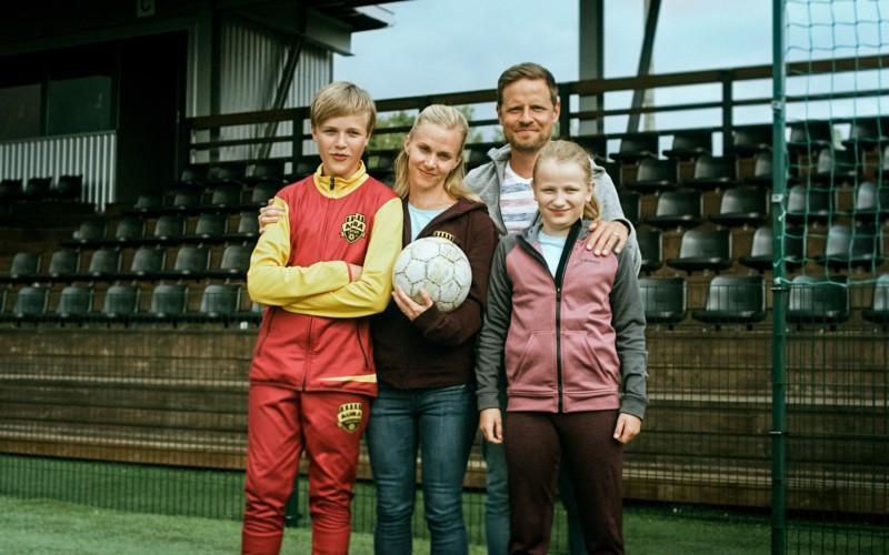 En familj på en fotbollsplan