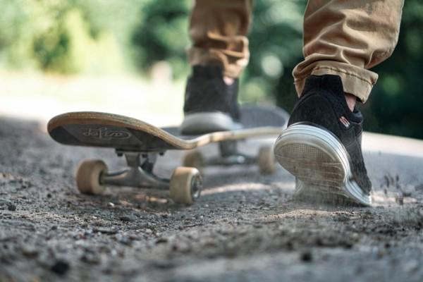 en skateboard och två fötter