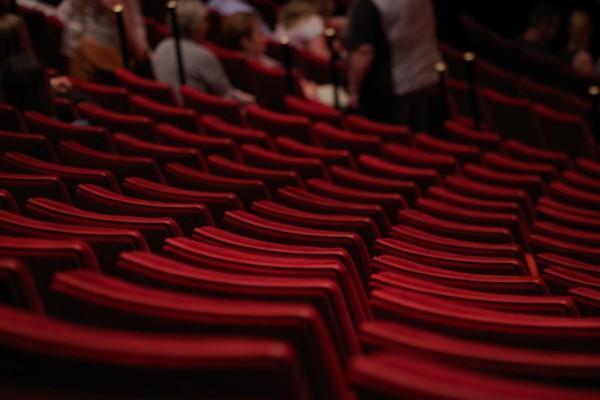 teatersalong med röda stolar