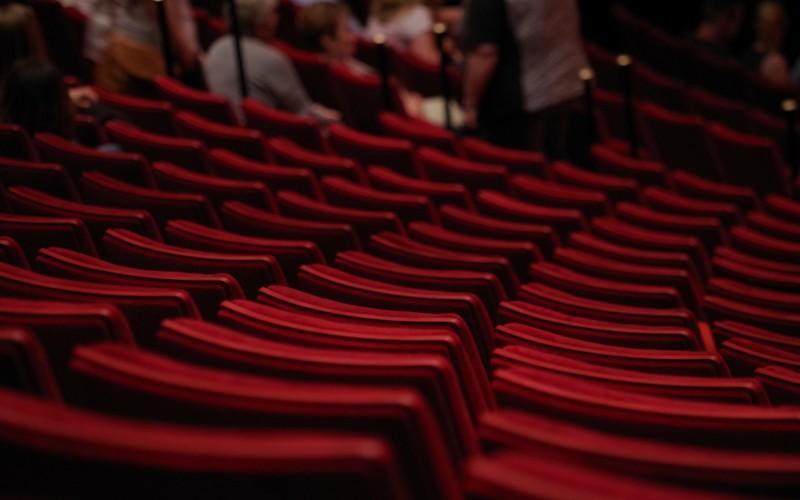 teatersalong med röda stolar