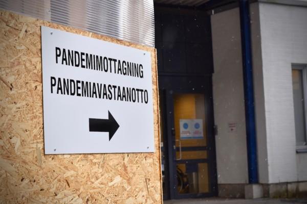 En skylt med en pil där det står "Pandemimottagning" på svenska och finska.