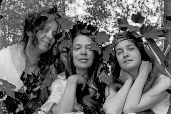 Ett svartvitt foto på tre kvinnor.