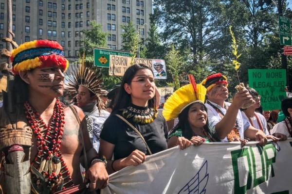 tre ursprungskvinnor demonstrerar