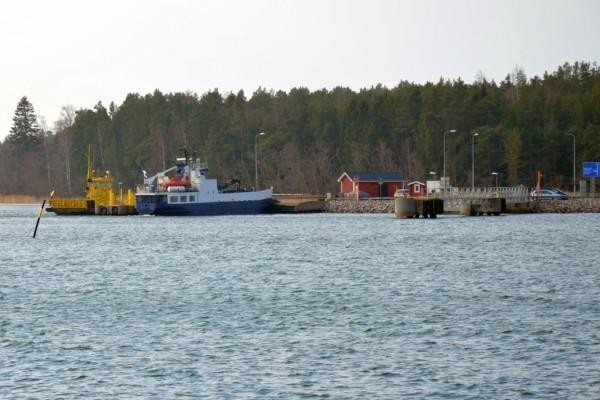 en färja och en förbindelsebåt i en hamn
