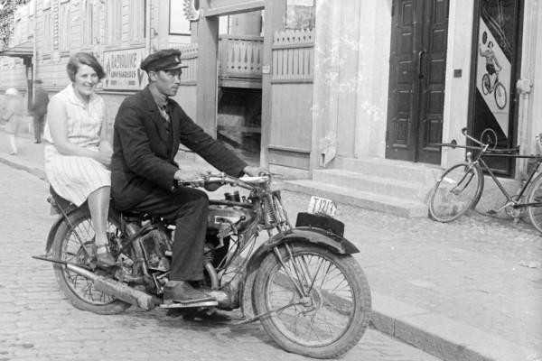 Man och kvinna på motoryckel på gammalt fotografi