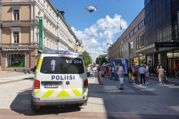 polisbil på gågatan Åbo
