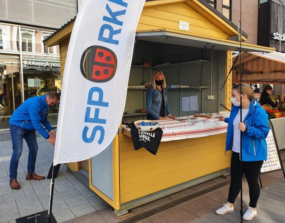 partireklam vid en kiosk på Åbos gågata