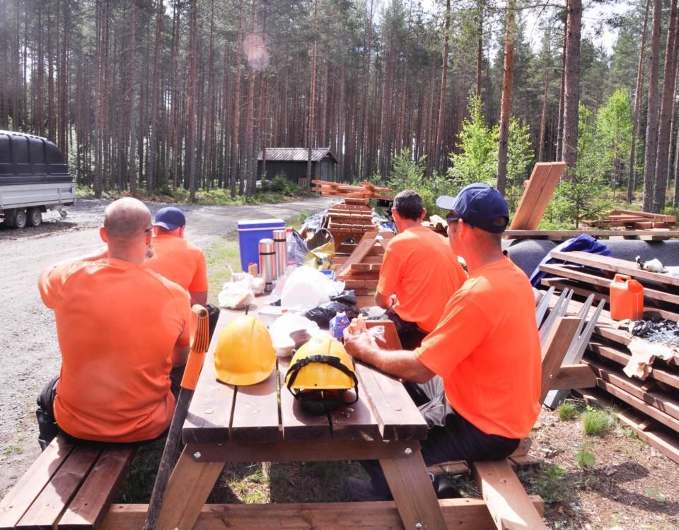 Fyra män äter lunch vid ett bord