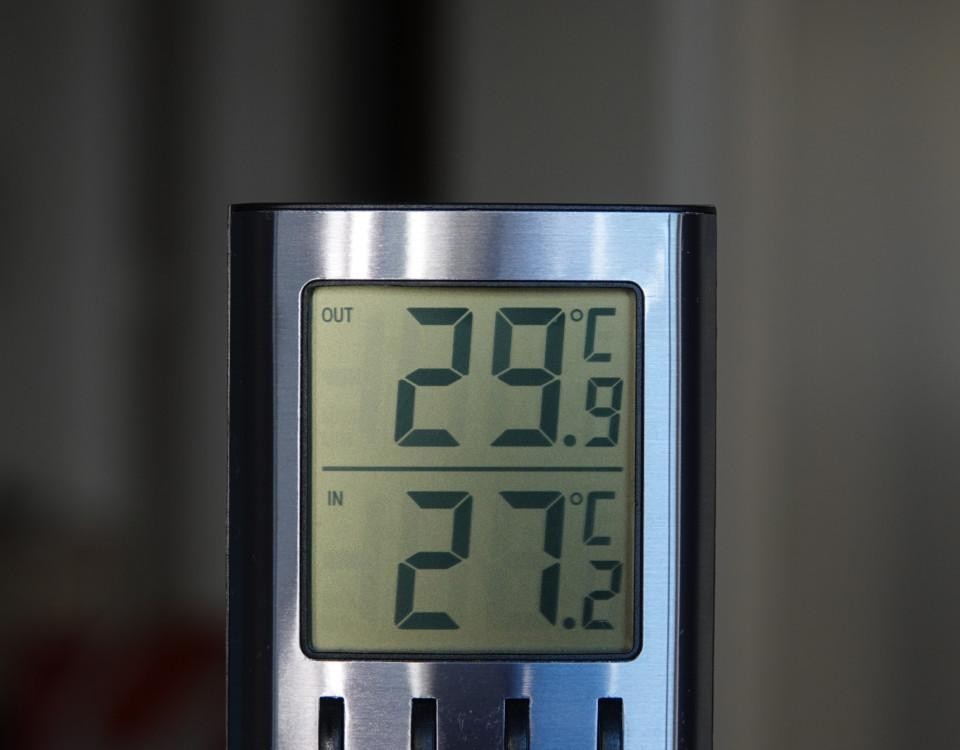 En temperaturmätare som visar 29 grader ute och 27 grader inne.
