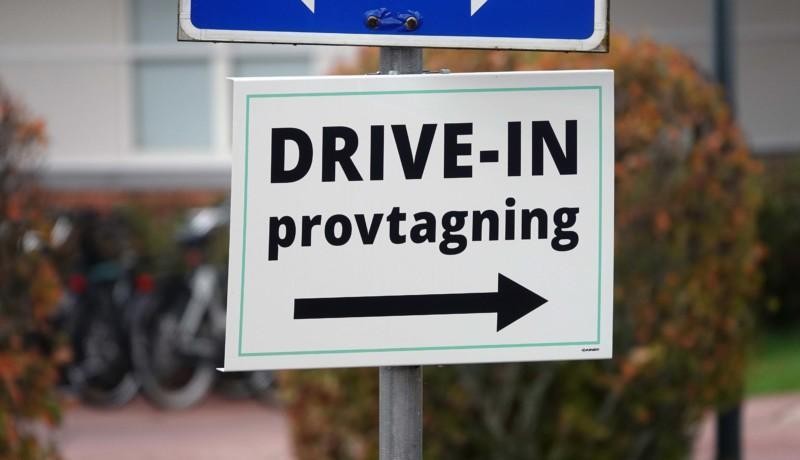 En skylt med en pil och texten "Drive-in provtagning".