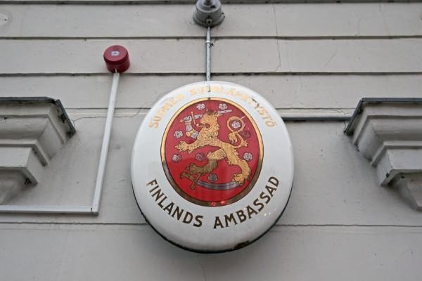 En skylt med Finlands lejon och texten Finlands ambassad.