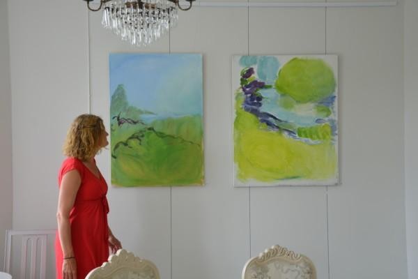 kvinna tittar på målningar