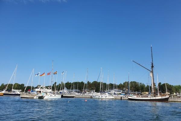 bild från havet mot gästhamn fylld med båtar