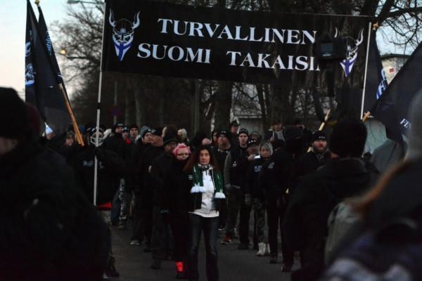 en demonstration och en svart banderoll