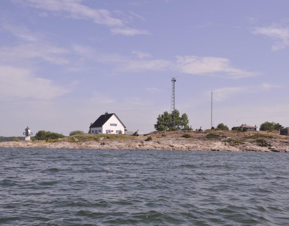 ett vitt hus på en ö